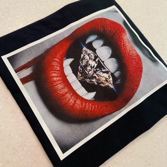 New unisex “ Diamond fangs “ tee. - Picture 3 of 5